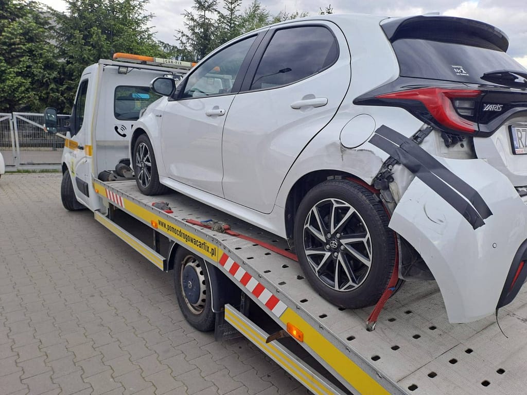 Laweta w Rzeszowie podczas załadunku samochodu osobowego – usługi pomocy drogowej i holowania, cennik 24/7