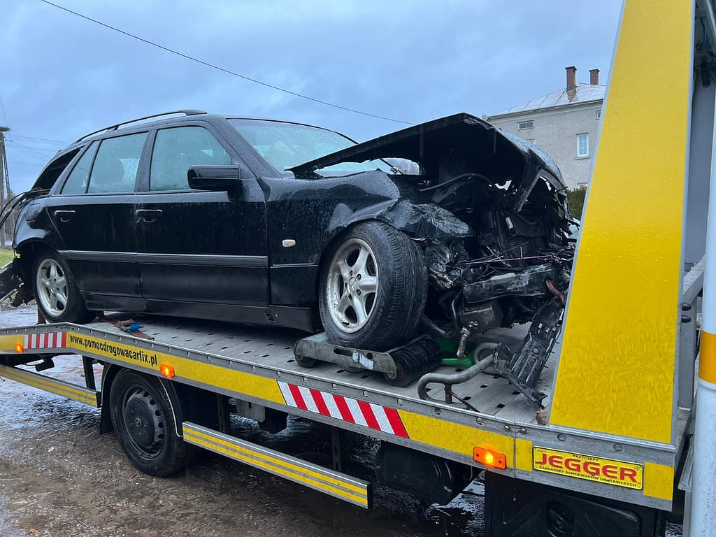 Laweta pomocy drogowej w Bratkowicach holująca samochód osobowy, szybki dojazd do autostrady A4