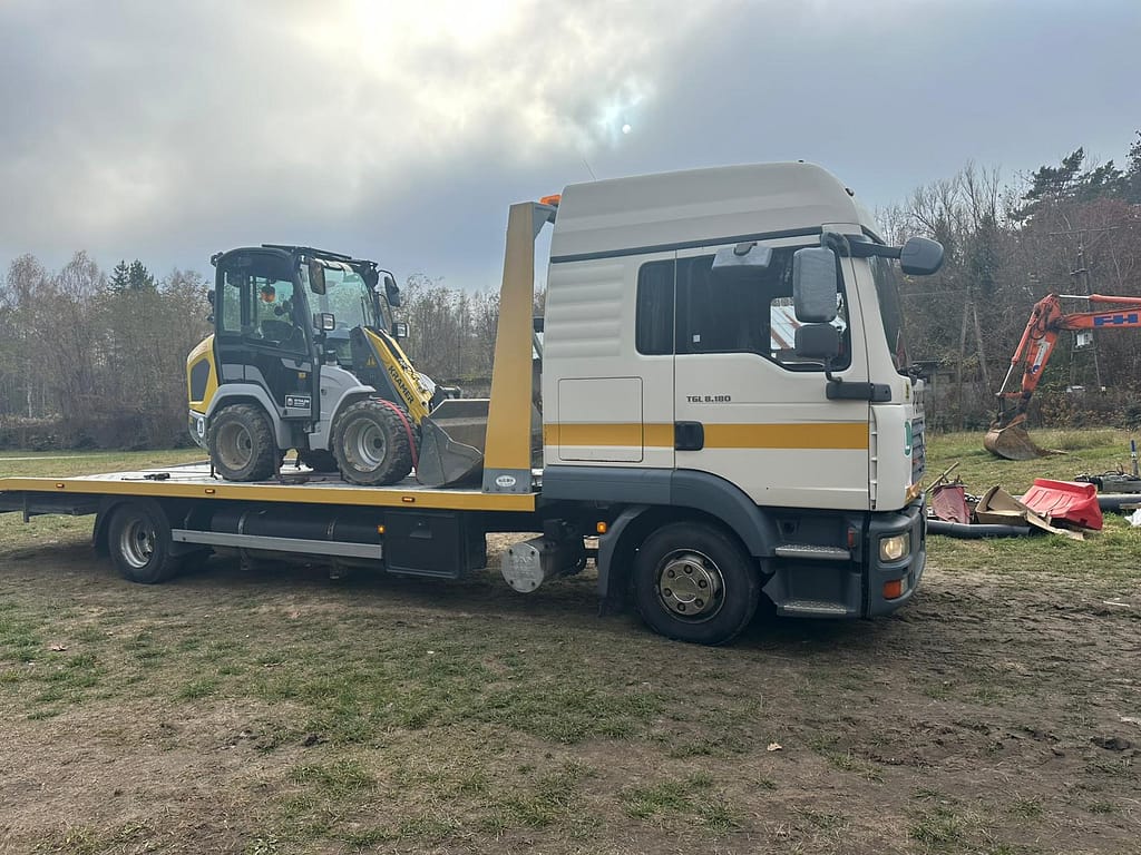 Profesjonalna laweta firmy z Babicy holuje samochód osobowy w okolicy Rzeszowa - pomoc drogowa 24h.